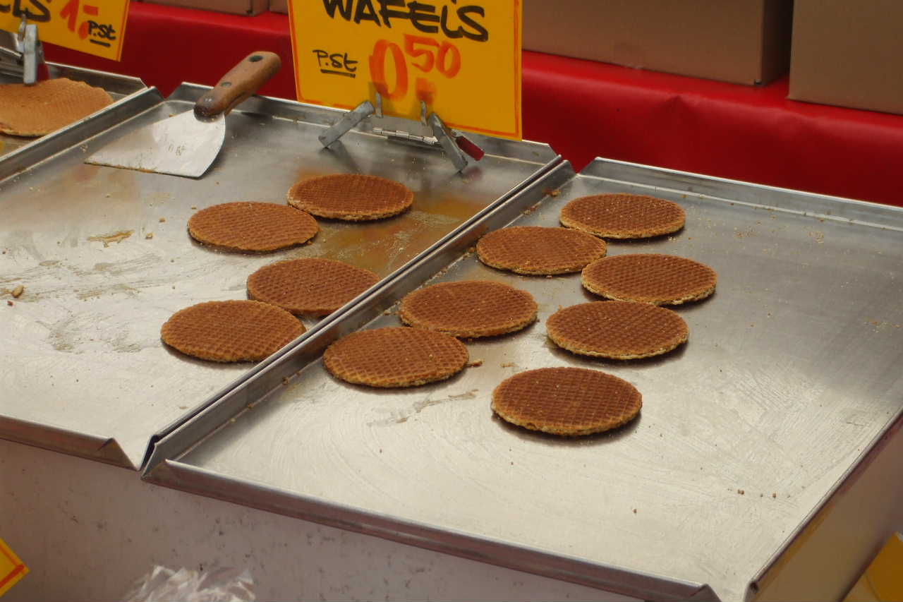 Verse stroopwafels op de bakplaat op de markt